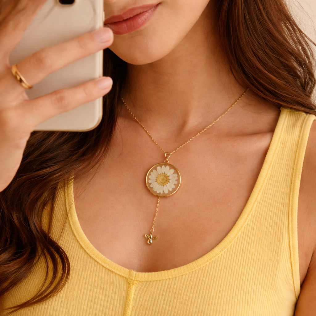 The Daisy Bee Necklace